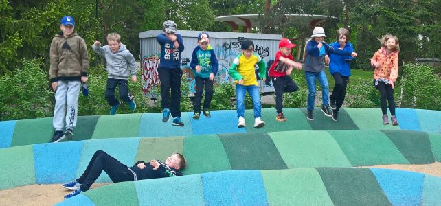 Lähileirit kesä 2021 Lapset leikkivät ulkona Kodareiden kesäleirillä